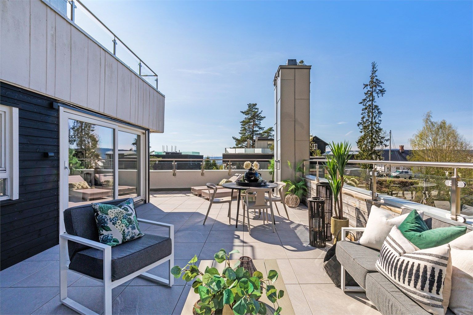 Velkommen til Lachmanns vei 3A, herlig leilighet på 120 kvm fantastiske uteplasser