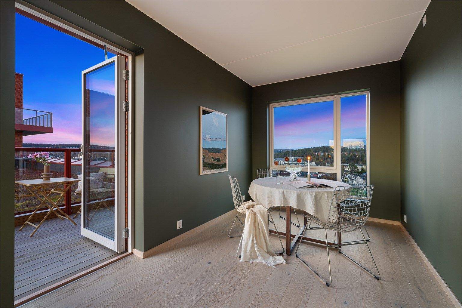 God plass til å etablere en romslig og koselig spisesone i tilknytning til kjøkkenet.