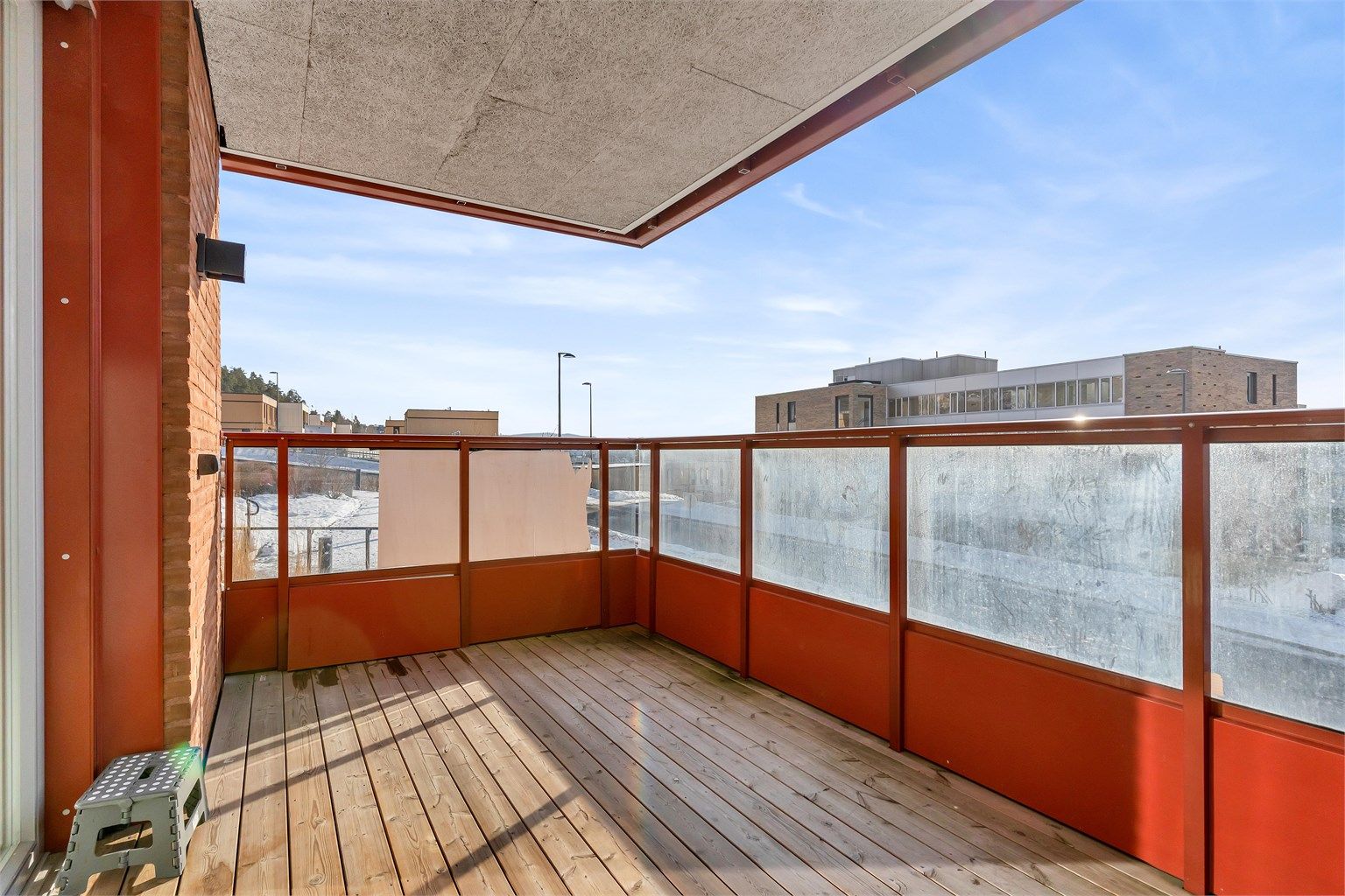 En romslig 2-roms med garasje og solrik balkong