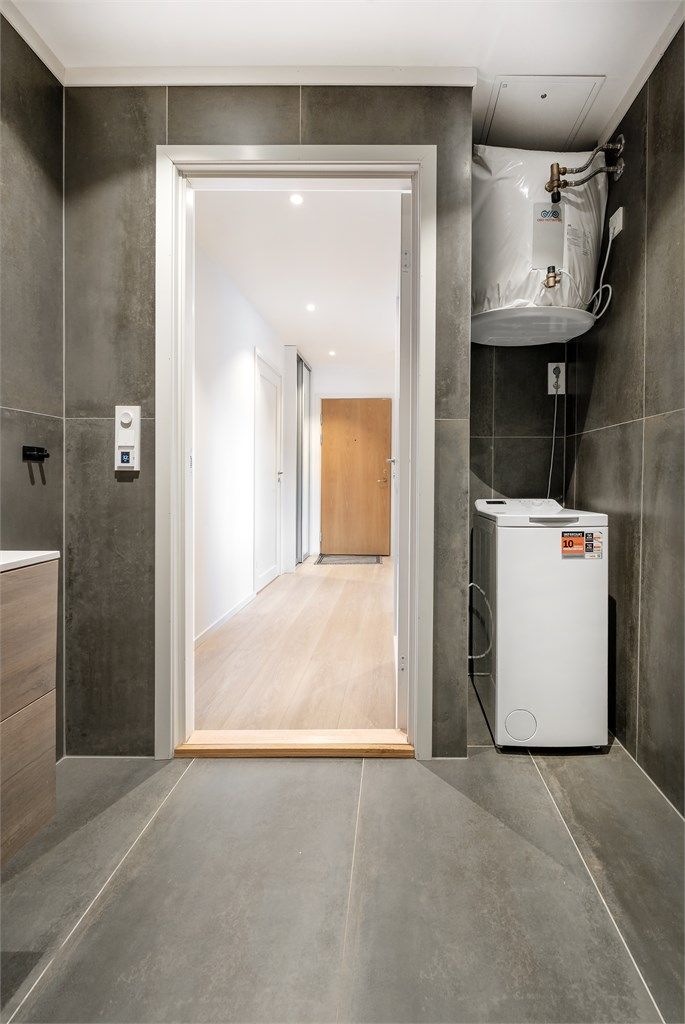 Badet har opplegg for vaskemaskin, noe som forenkler klesvasken i hverdagen.