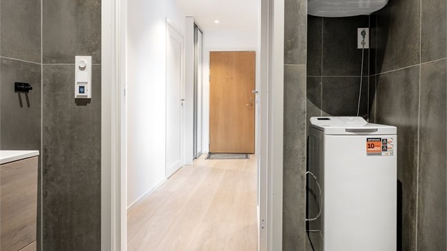 Badet har opplegg for vaskemaskin, noe som forenkler klesvasken i hverdagen.