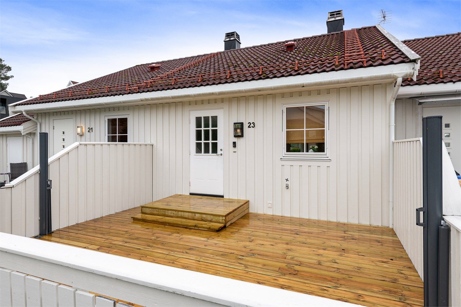 Skjermet inngjerdet terrasse i tilknytning til inngangsparti