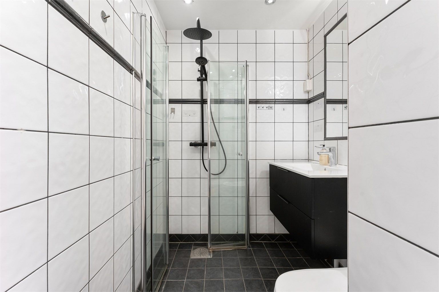 Innredningen ble oppgradert i 2025, og downlights i taket gir god belysning.