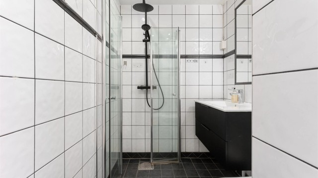 Innredningen ble oppgradert i 2025, og downlights i taket gir god belysning.