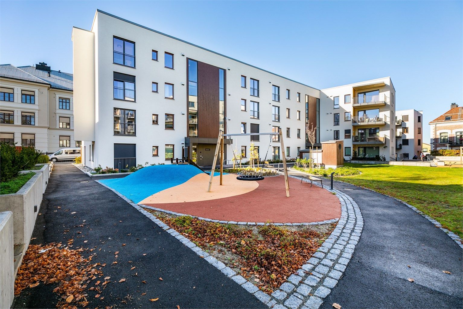 Tunet midt i Skarmyrakvartalet er en fin tumle- og møteplass for beboerne. Her råder en tilbaketrukket og rolig atmosfære.