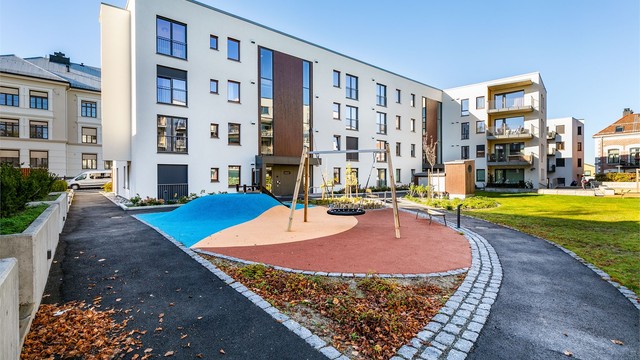 Tunet midt i Skarmyrakvartalet er en fin tumle- og møteplass for beboerne. Her råder en tilbaketrukket og rolig atmosfære.