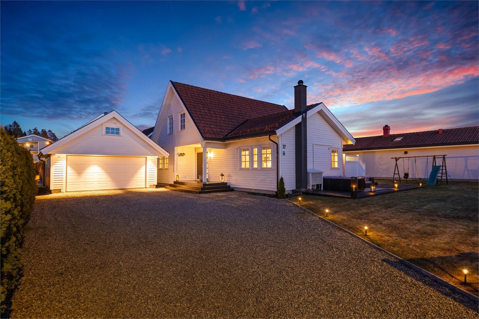 Eiendommen har god intern beliggenhet. Gode parkeringsmuligheter på tomt og i dobbel garasje. 