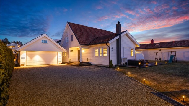 Eiendommen har god intern beliggenhet. Gode parkeringsmuligheter på tomt og i dobbel garasje.