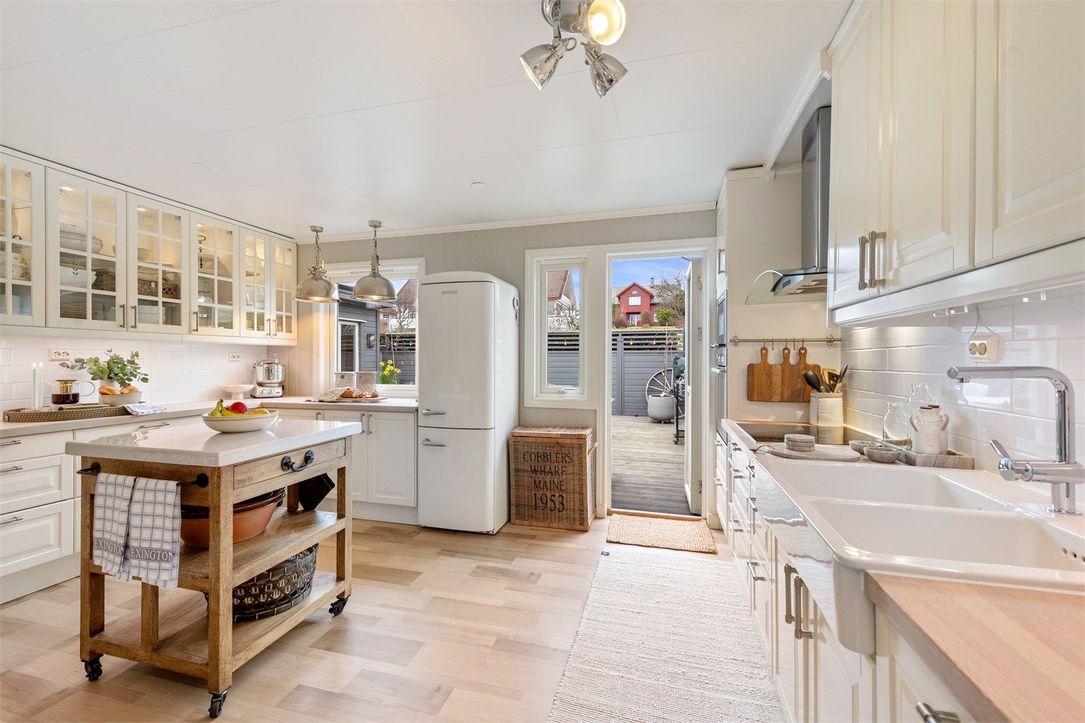 Fra kjøkkenet er det direkte utgang til en stor, skjermet terrasse på 46 m² og hagestuen