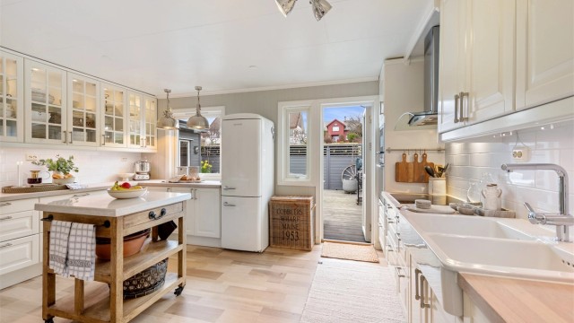 Fra kjøkkenet er det direkte utgang til en stor, skjermet terrasse på 46 m² og hagestuen