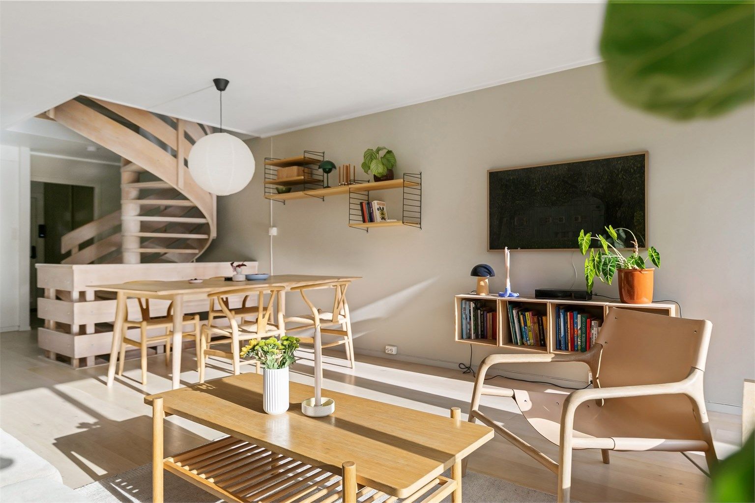 Spiseplassen er plassert mellom stuen og kjøkkenet med rom for langbord.