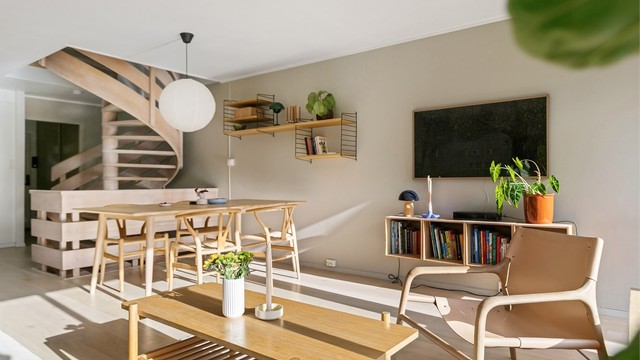 Spiseplassen er plassert mellom stuen og kjøkkenet med rom for langbord.