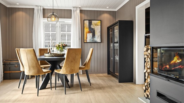 Rommet er gjennomgående og har godt med vinduer, som gir rikelig med lysinnslipp.