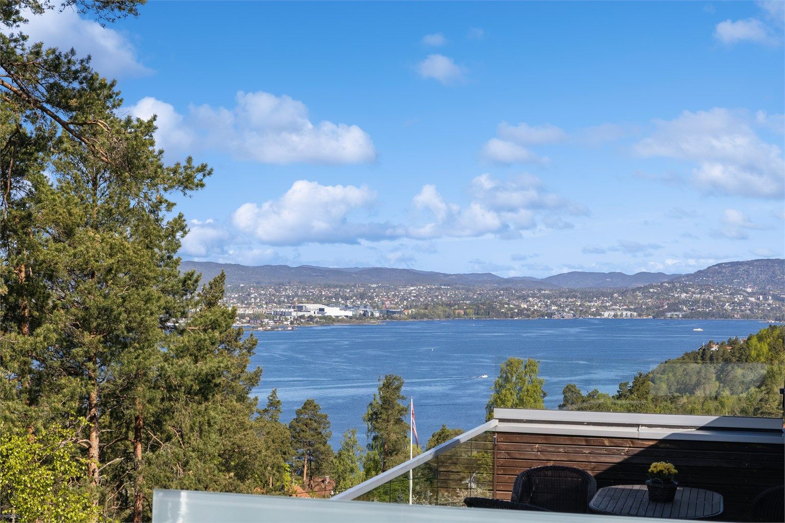 Takterrassen byr på flott utsikt over Oslofjorden og det glitrende sjølandskapet, hvor horisonten skaper en åpen og luftig romfølelse. Her kan man nyte roen, det skiftende lyset over vannet og den særegne stemningen som følger med nærhet til sjøen.