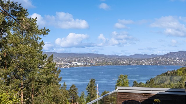 Takterrassen byr på flott utsikt over Oslofjorden og det glitrende sjølandskapet, hvor horisonten skaper en åpen og luftig romfølelse. Her kan man nyte roen, det skiftende lyset over vannet og den særegne stemningen som følger med nærhet til sjøen.