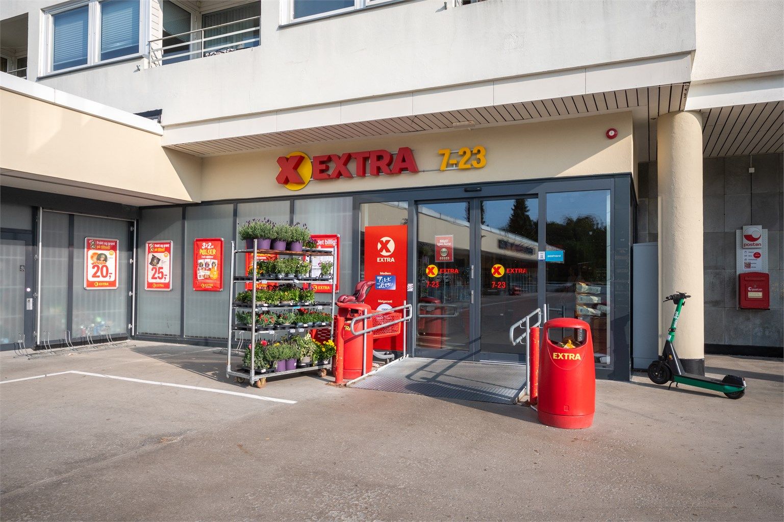 Coop Extra Skøyenåsen ligger 2 minutters gange fra leiligheten.