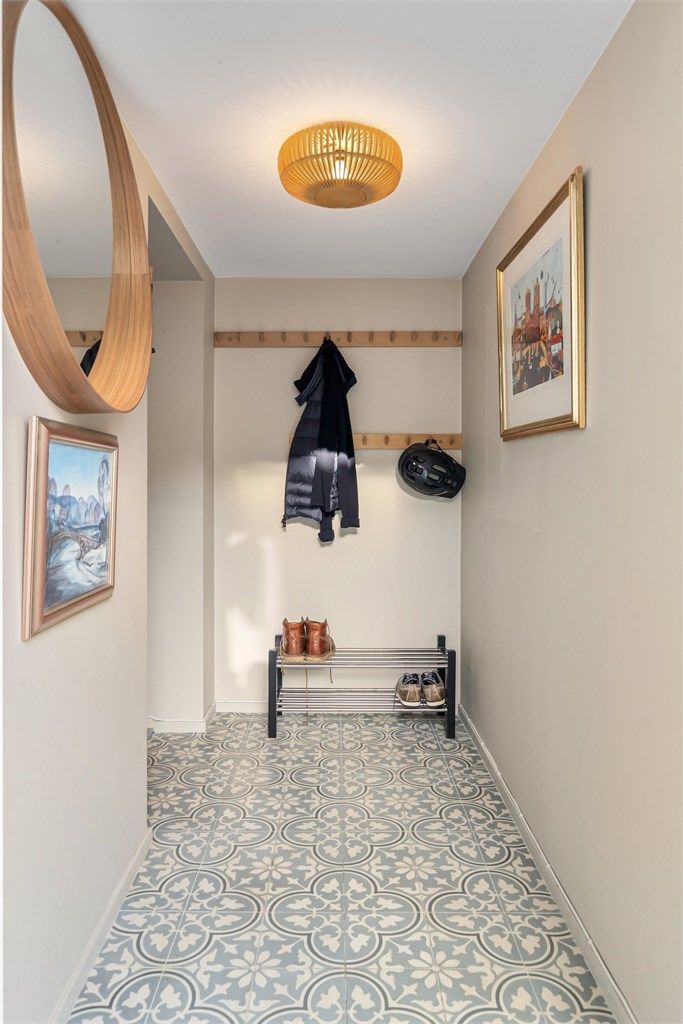 Kjelleren er innredet som en hybel, har egen inngang og gir mange muligheter, enten til utleie, ungdomsavdeling, gjesteavdeling eller annet