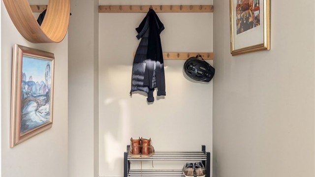 Kjelleren er innredet som en hybel, har egen inngang og gir mange muligheter, enten til utleie, ungdomsavdeling, gjesteavdeling eller annet