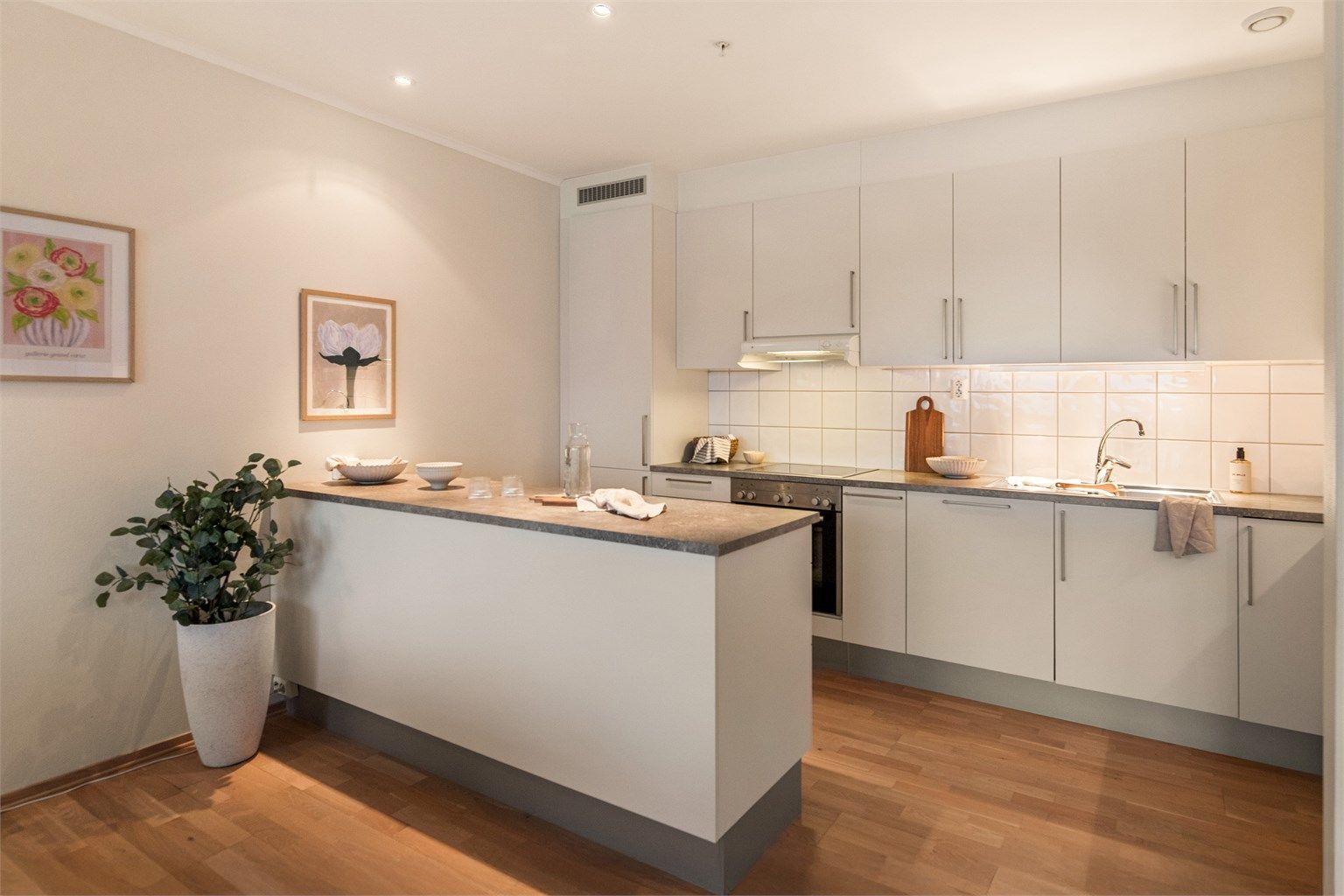 Kjøkkenøyen er både praktisk for husets kokk og ofte et samlingspunkt når man har gjester