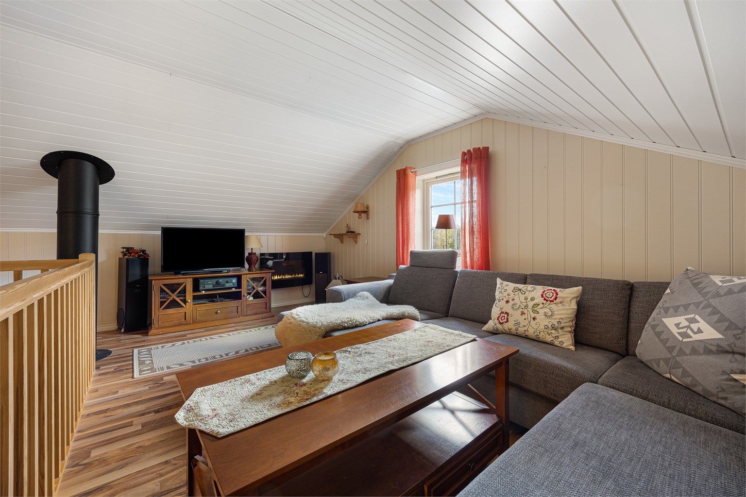 Innredet loftsetasje med en hyggelig stue. Innredningen av loftet er ikke omsøkt eller godkjent av kommunen for varig opphold.