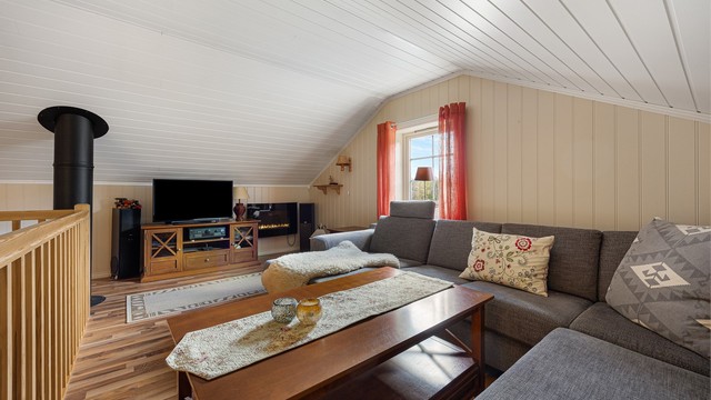 Innredet loftsetasje med en hyggelig stue. Innredningen av loftet er ikke omsøkt eller godkjent av kommunen for varig opphold.