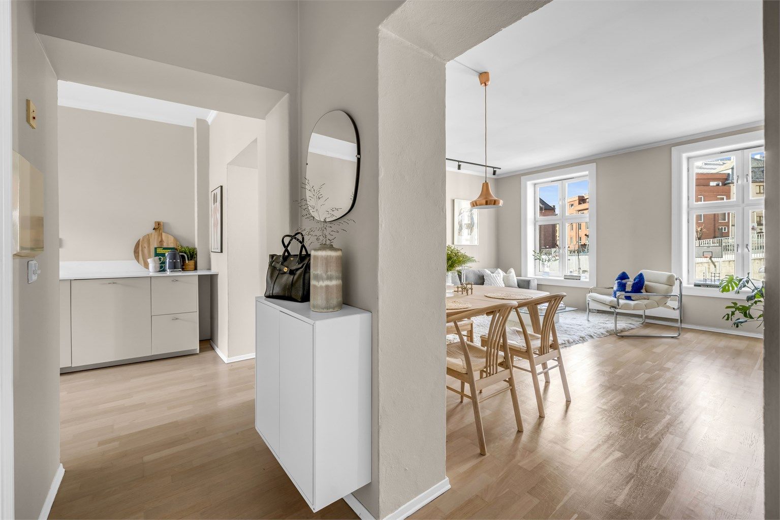 Lys og innbydende entré som skaper et godt førsteinntrykk av boligen.