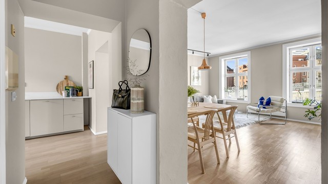 Lys og innbydende entré som skaper et godt førsteinntrykk av boligen.