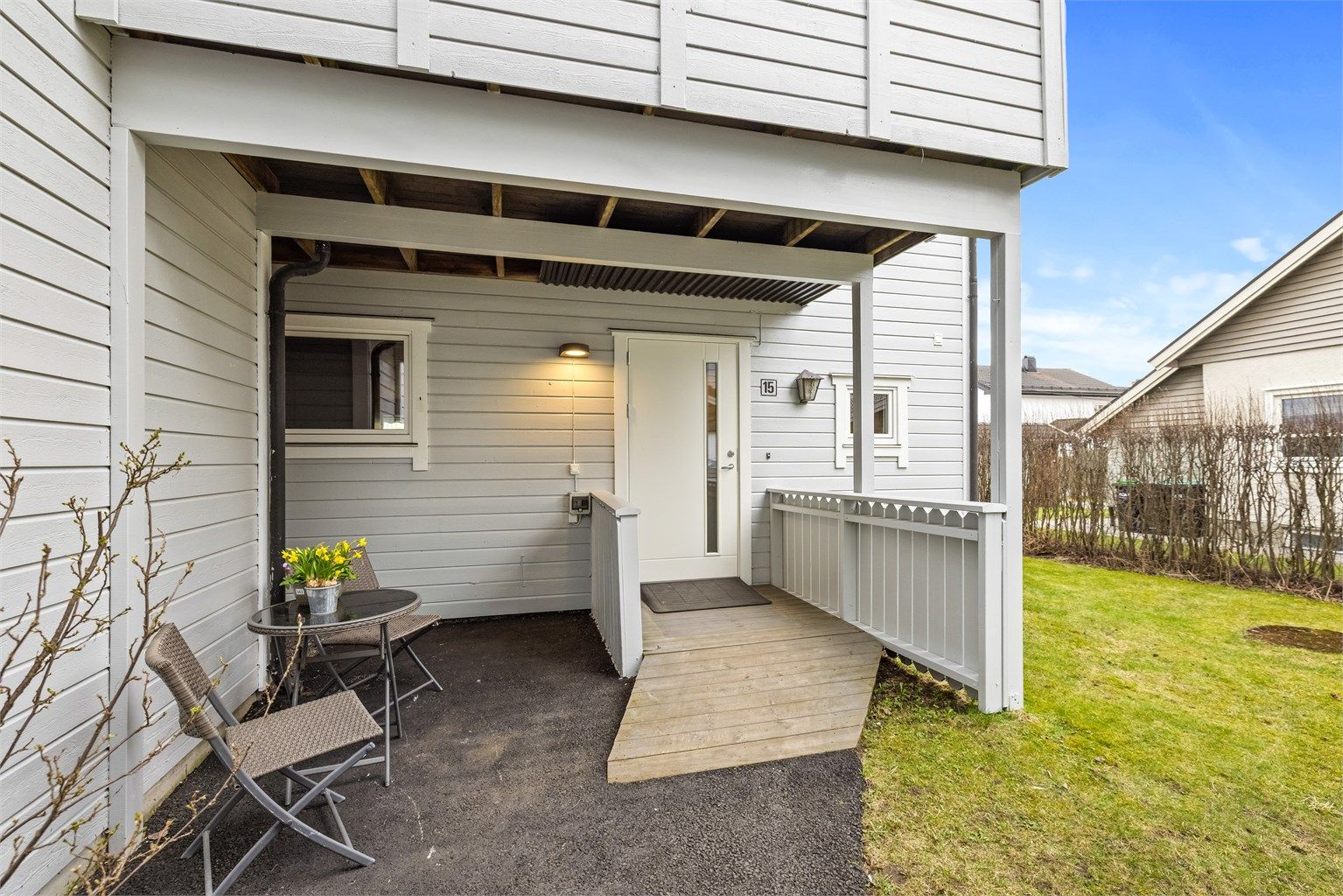 Egen inngang fra bakkeplan gir enkel og trappefri adkomst til boligen.