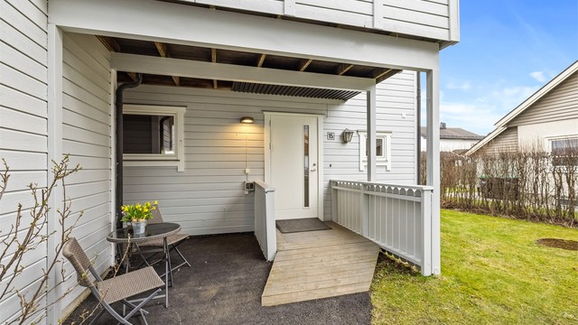 Egen inngang fra bakkeplan gir enkel og trappefri adkomst til boligen.