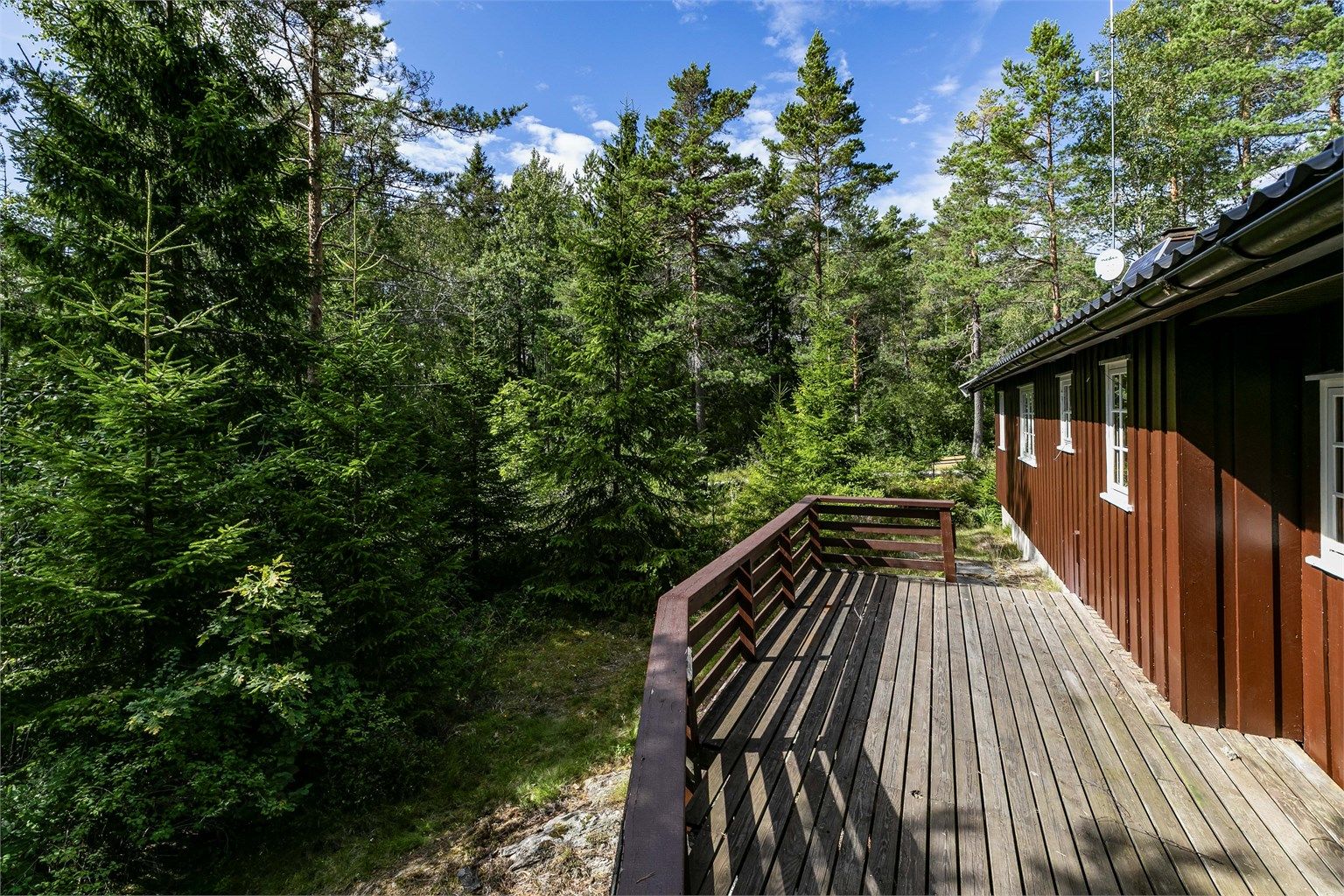 På hyttas vestside er det anlagt terrasse på ca. 15 kvm.