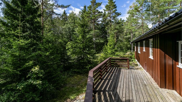På hyttas vestside er det anlagt terrasse på ca. 15 kvm.