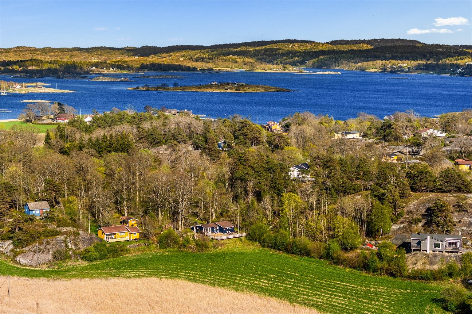 Med kort vei til sjøen og båtplass i gangavstand, ligger alt til rette for å nyte skjærgården og et rolig hytteliv.