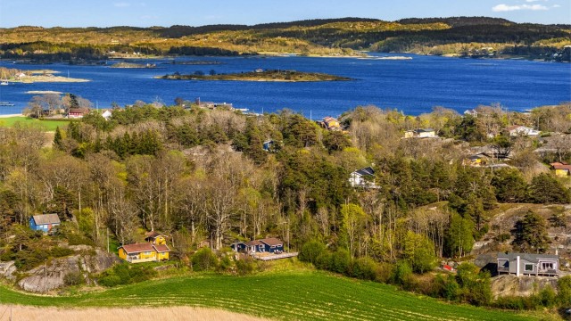Med kort vei til sjøen og båtplass i gangavstand, ligger alt til rette for å nyte skjærgården og et rolig hytteliv.