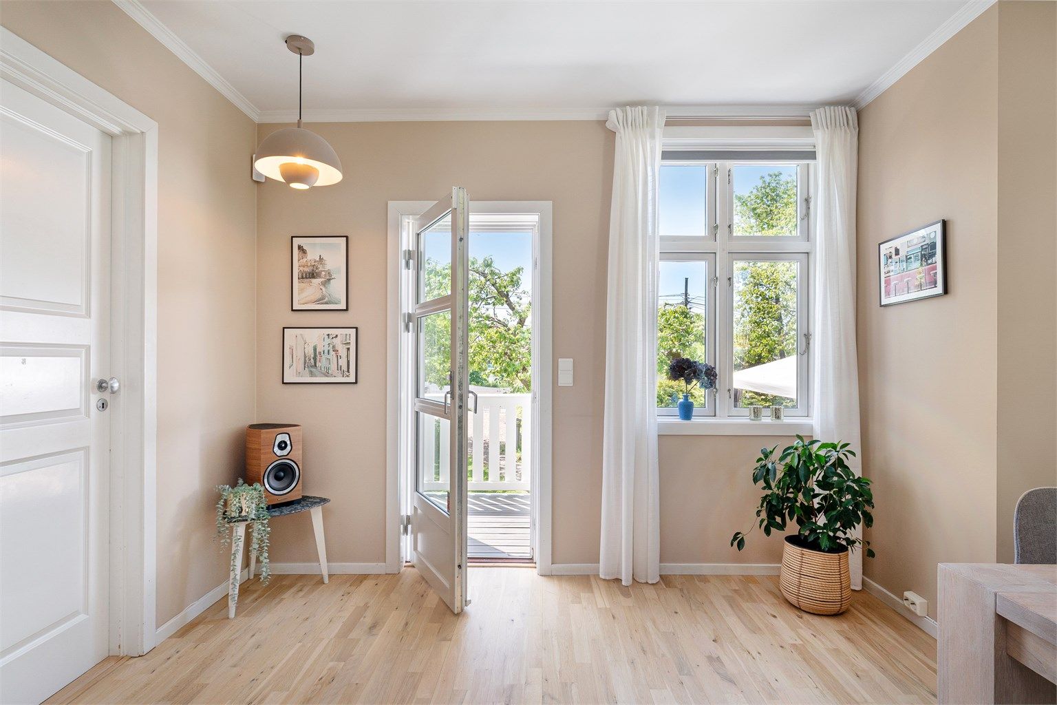 Dør ut til hagen/verandaen, perfekt for utnyttelse av uteområdet