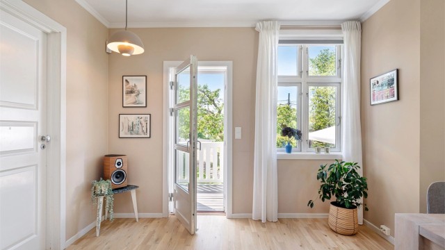 Dør ut til hagen/verandaen, perfekt for utnyttelse av uteområdet