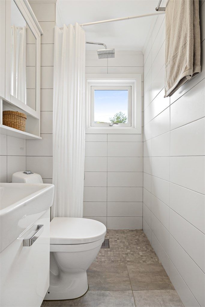 Badet ble oppgradert i 2015 og har flislagt gulv samt vegger.