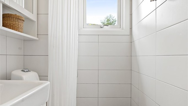 Badet ble oppgradert i 2015 og har flislagt gulv samt vegger.