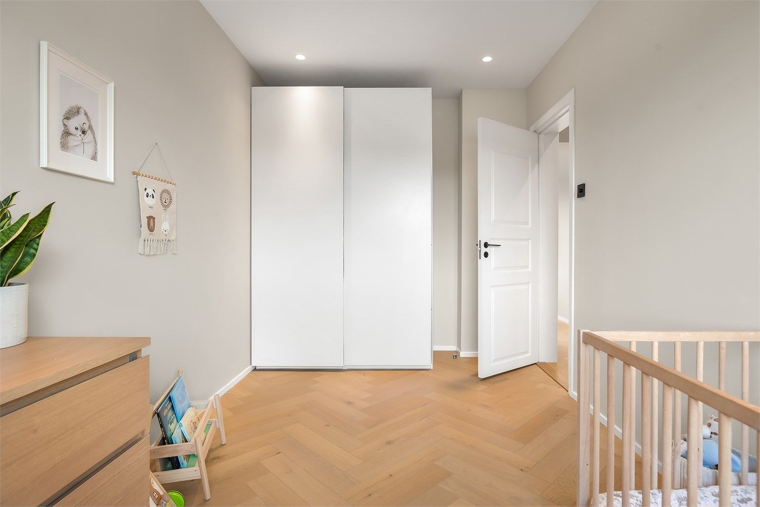 Skyvedørsgarderobe som medfølger