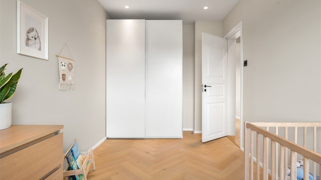 Skyvedørsgarderobe som medfølger