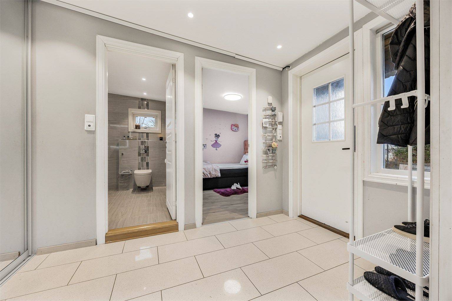 Entréen har flislagt gulv med gulvvarme, som gir en behagelig velkomst.