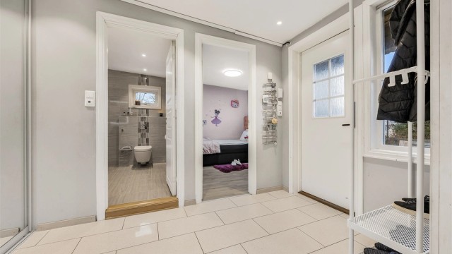 Entréen har flislagt gulv med gulvvarme, som gir en behagelig velkomst.