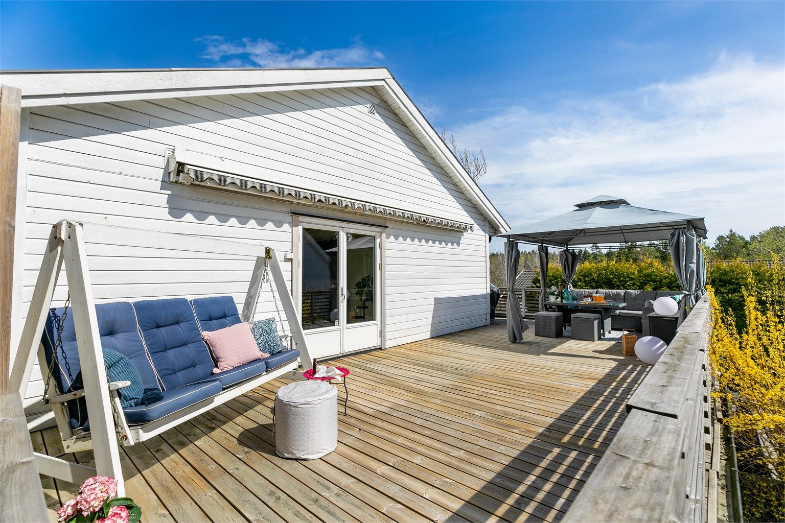 På terrassens sørside kan du sommerstid få med deg solen store deler av dagen.
