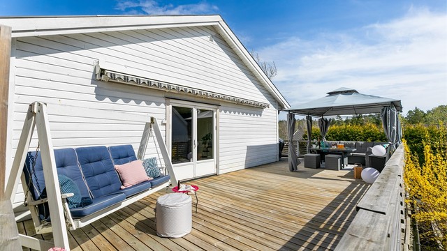 På terrassens sørside kan du sommerstid få med deg solen store deler av dagen.