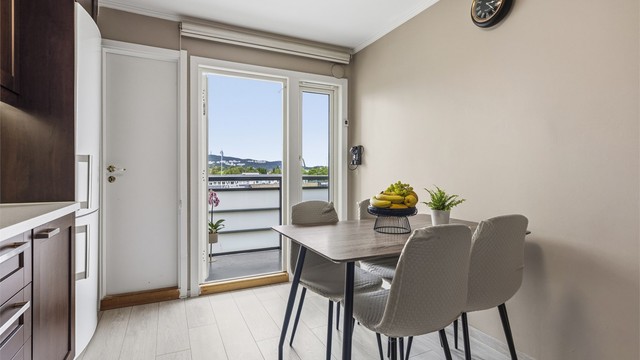 På kjøkkenet er det også en praktisk innvendig bod med plass til mat og annet