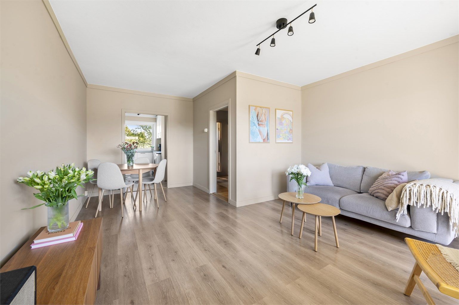 Overflatene er holdt i behagelige og tidsriktige nyanser.