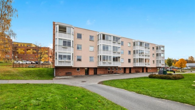 Eiendomsmegler Krogsveen v/Idriss Eliassy ønsker velkommen til Løvenstadvegen 12