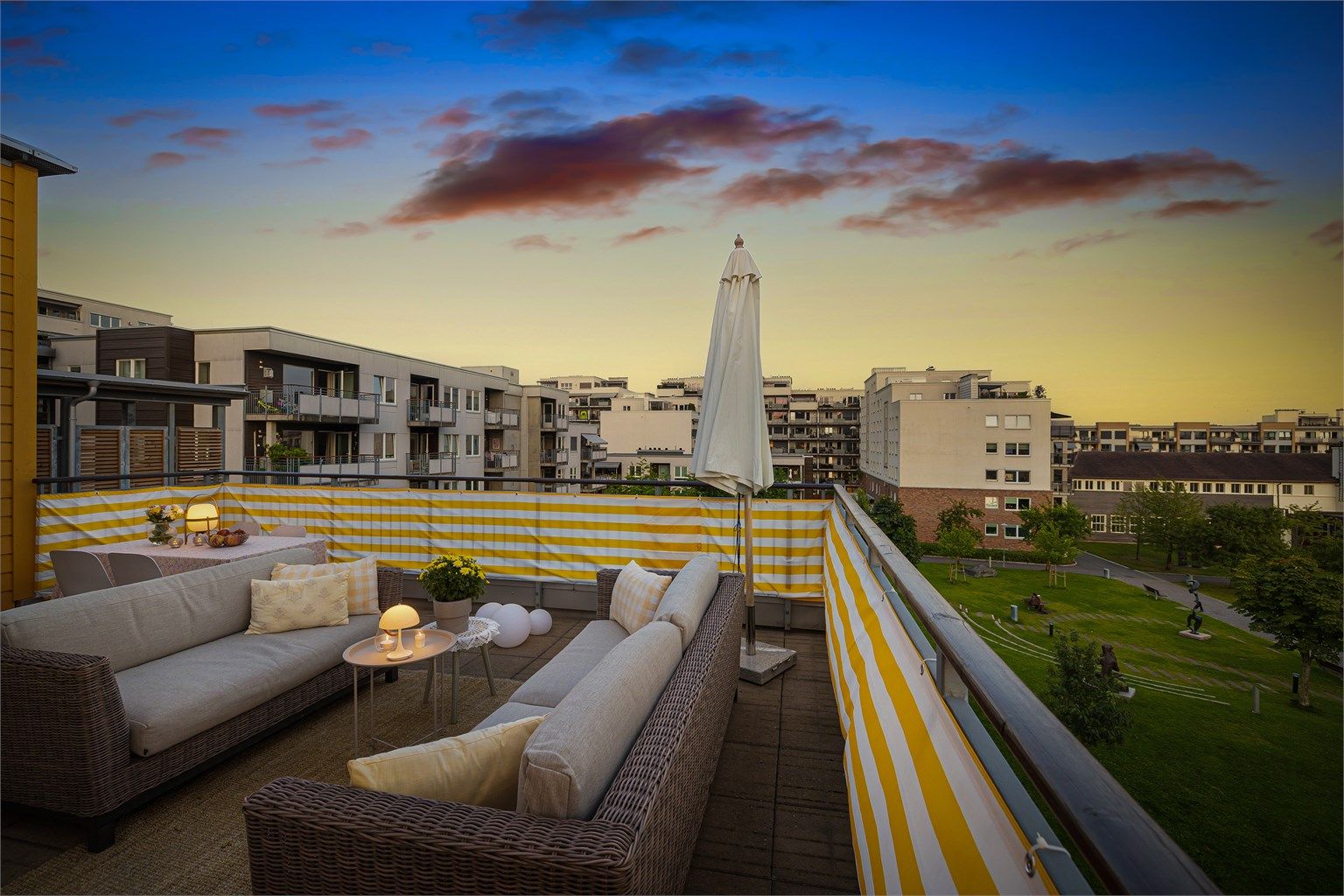 Den store terrassen har utsikt mot Peer Gynt parken og kveldshimmelen som gir en fantastisk atmosfære.