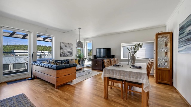 Lys, sentral 3-roms eierleilighet i 5. etg. | Balkong m/pergola | Garasjeplass m/elbillader | Heis og felles takterrasse