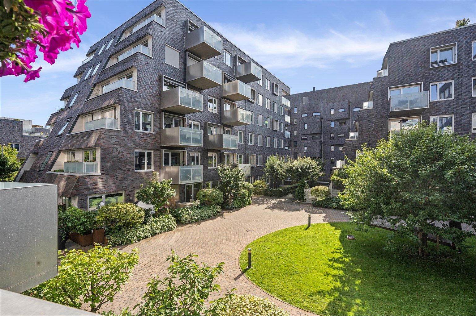 Bilde lånt fra nabo 2. etasje i gårdsrommet, hvor man ser den frodige terrassen til leiligheten til venstre i bildet. Leiligheten oppleves usjenert og med lite innsyn.