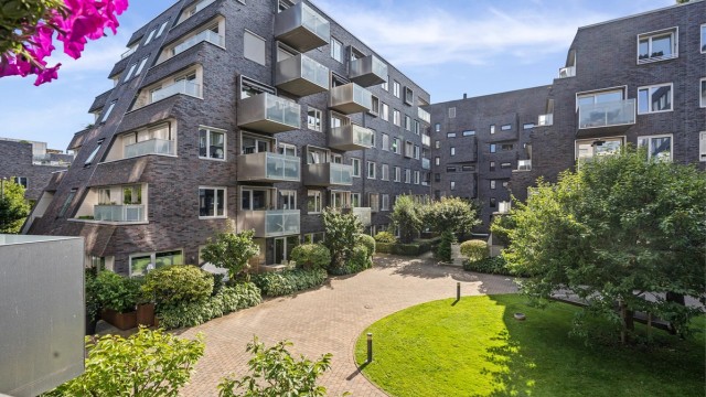 Bilde lånt fra nabo 2. etasje i gårdsrommet, hvor man ser den frodige terrassen til leiligheten til venstre i bildet. Leiligheten oppleves usjenert og med lite innsyn.